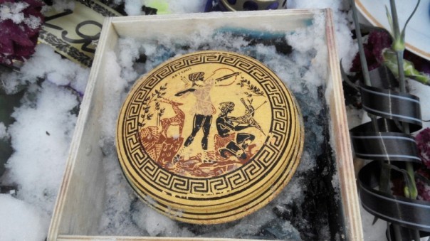 Фотоснимки могилы Моторолы помутили рассудок кастрюлеголовых «журналистов»