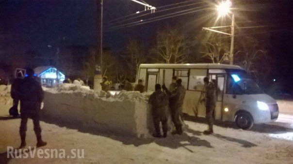 Пьяный офицер ВСУ заставил военнослужащих строить остановку из снега 