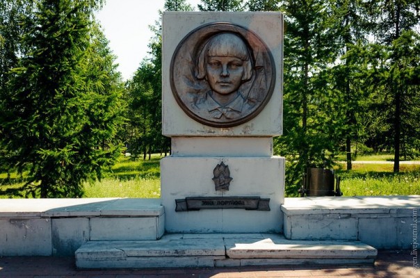 Сегодня исполняется 73 года со дня казни 17-ти летней партизанки из Ленинграда Зины Портновой, героини поседевшей от пыток. Сегодня исполняется 73 года со дня казни 17-ти летней партизанки из Ленинграда Зины Портновой, героини поседевшей от пыток.