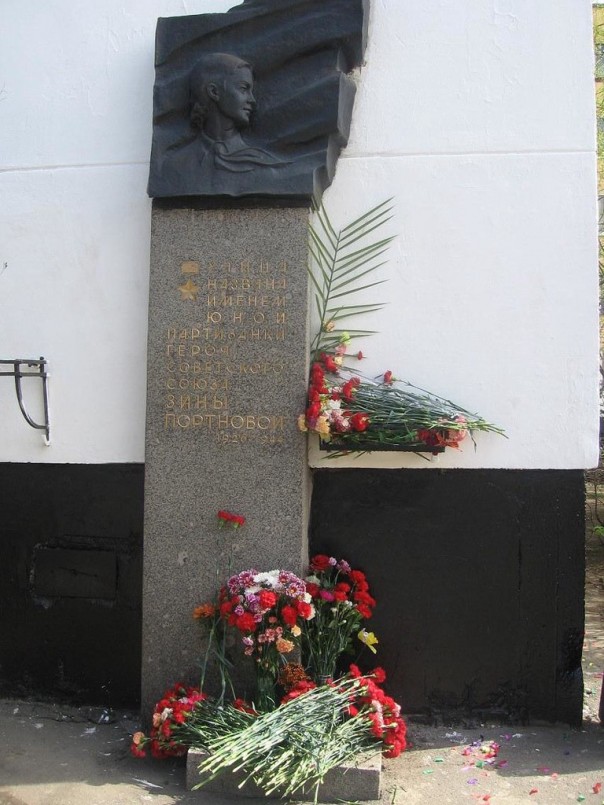 Сегодня исполняется 73 года со дня казни 17-ти летней партизанки из Ленинграда Зины Портновой, героини поседевшей от пыток. Сегодня исполняется 73 года со дня казни 17-ти летней партизанки из Ленинграда Зины Портновой, героини поседевшей от пыток.