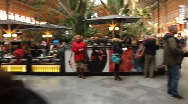 Жители Мадрида спели на вокзале "Мы желаем счастья вам"