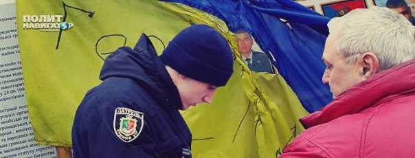 95-й квартал: на украинском флаге сделали надпись «Герои-сволочи» 95-й квартал: на украинском флаге сделали надпись «Герои-сволочи»