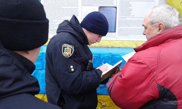 95-й квартал: на украинском флаге сделали надпись «Герои-сволочи» 95-й квартал: на украинском флаге сделали надпись «Герои-сволочи»