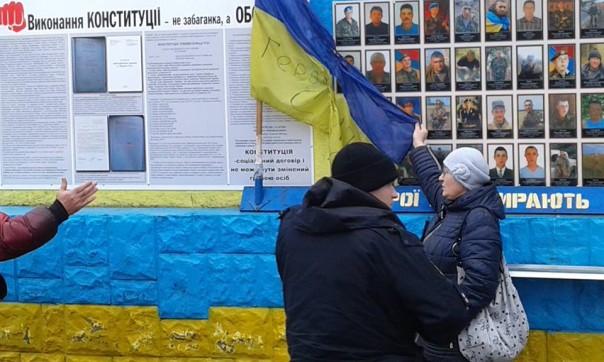 95-й квартал: на украинском флаге сделали надпись «Герои-сволочи» 95-й квартал: на украинском флаге сделали надпись «Герои-сволочи»