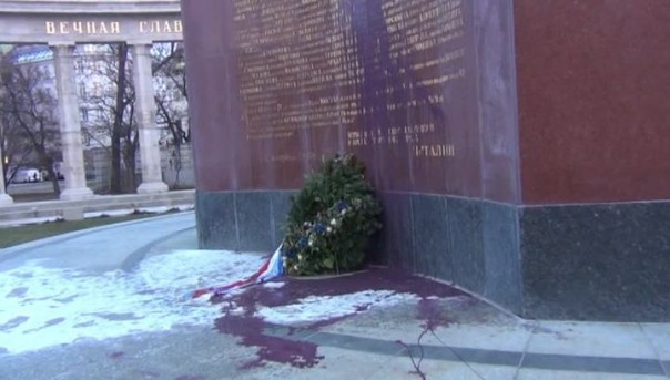 В Вене вандалы залили краской мемориал советским воинам-освободителям