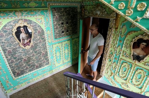 Пенсионер в Киеве украсил подъезд в стиле Барокко Пенсионер в Киеве украсил подъезд в стиле Барокко