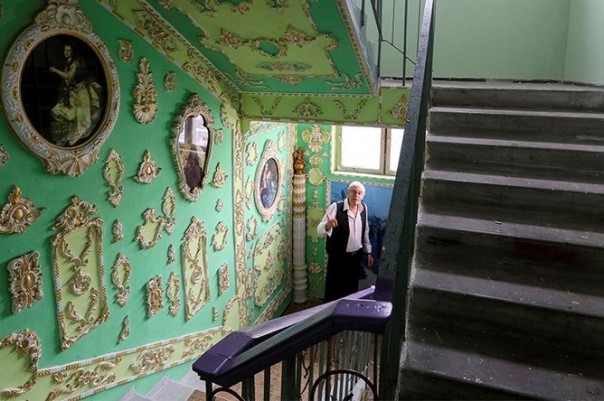 Пенсионер в Киеве украсил подъезд в стиле Барокко Пенсионер в Киеве украсил подъезд в стиле Барокко