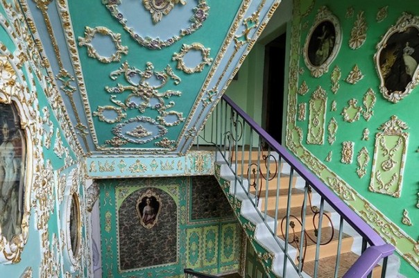 Пенсионер в Киеве украсил подъезд в стиле Барокко Пенсионер в Киеве украсил подъезд в стиле Барокко