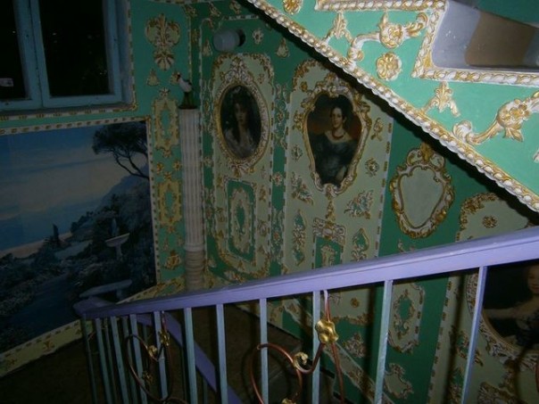 Пенсионер в Киеве украсил подъезд в стиле Барокко Пенсионер в Киеве украсил подъезд в стиле Барокко