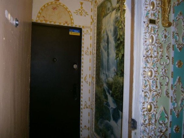 Пенсионер в Киеве украсил подъезд в стиле Барокко Пенсионер в Киеве украсил подъезд в стиле Барокко