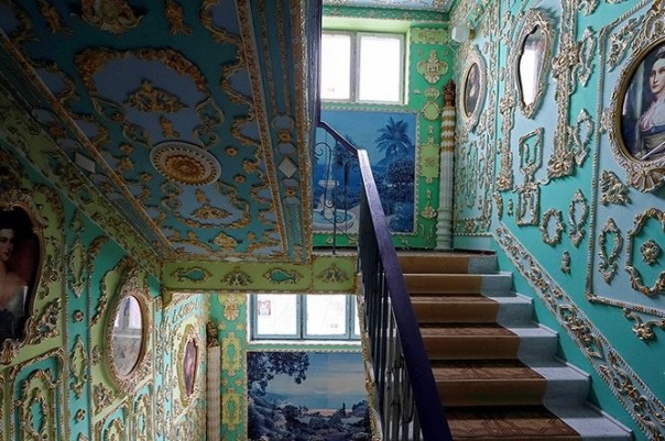 Пенсионер в Киеве украсил подъезд в стиле Барокко Пенсионер в Киеве украсил подъезд в стиле Барокко