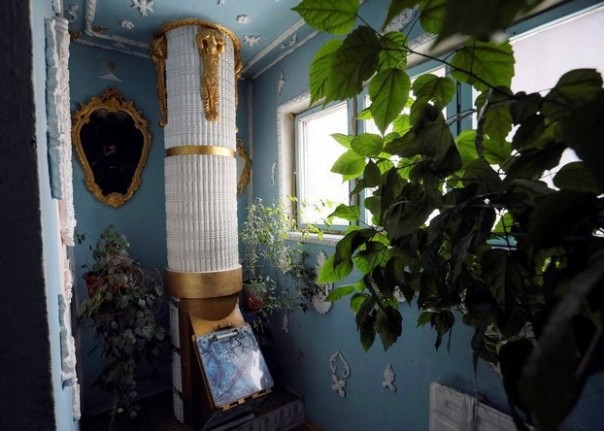 Пенсионер в Киеве украсил подъезд в стиле Барокко Пенсионер в Киеве украсил подъезд в стиле Барокко