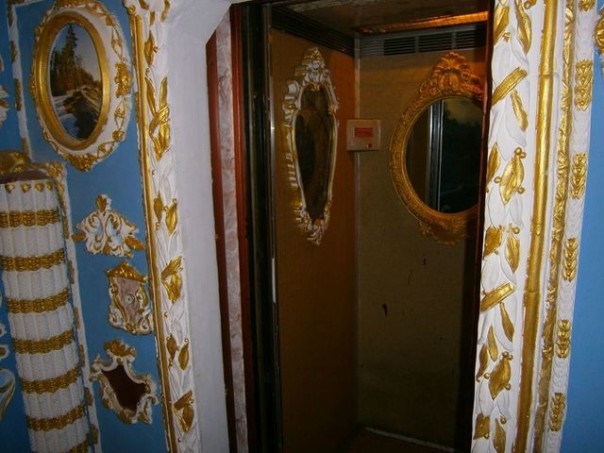 Пенсионер в Киеве украсил подъезд в стиле Барокко Пенсионер в Киеве украсил подъезд в стиле Барокко