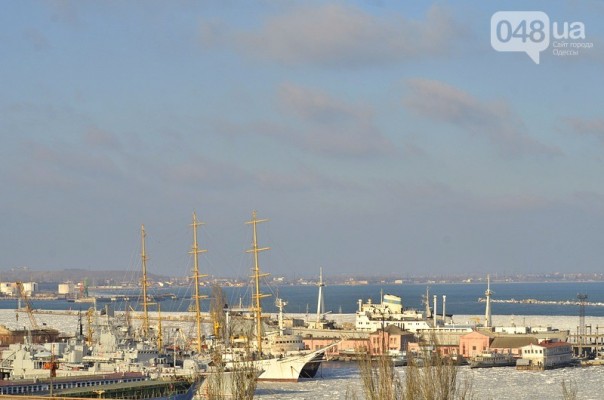 В Одессе украинские военные корабли вмерзли в лед В Одессе украинские военные корабли вмерзли в лед