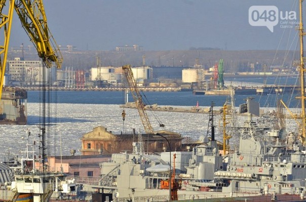 В Одессе украинские военные корабли вмерзли в лед В Одессе украинские военные корабли вмерзли в лед