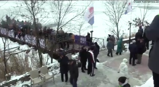 «Под дулами автоматов»: как Донецк на Крещение купался