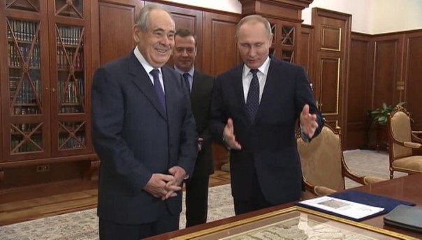 Путин и Медведев подарили Шаймиеву карту Татарии на юбилей