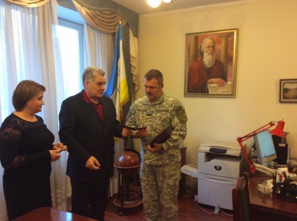 Полуграмотный боевик АТО стал членкором Украинской академии наук Полуграмотный боевик АТО стал членкором Украинской академии наук