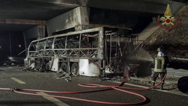 В Италии сгорел перевозивший детей автобус, погибли 16 человек