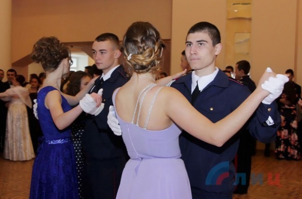 Первый в ЛНР Святочный бал состоялся в Луганске Первый в ЛНР Святочный бал состоялся в Луганске