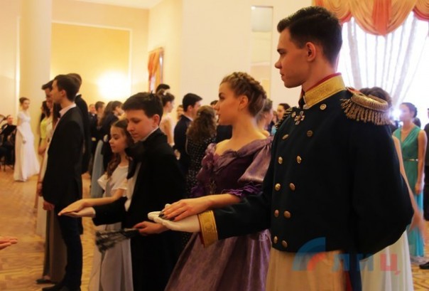 Первый в ЛНР Святочный бал состоялся в Луганске Первый в ЛНР Святочный бал состоялся в Луганске