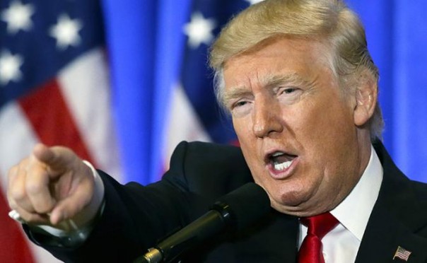 Ковбой Трамп начинает перестрелку в салуне