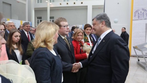 Порошенко присвоил звание Херой б/Украины диверсанту Жемчугову, а мог бы просто и теннисные ракетки подарить