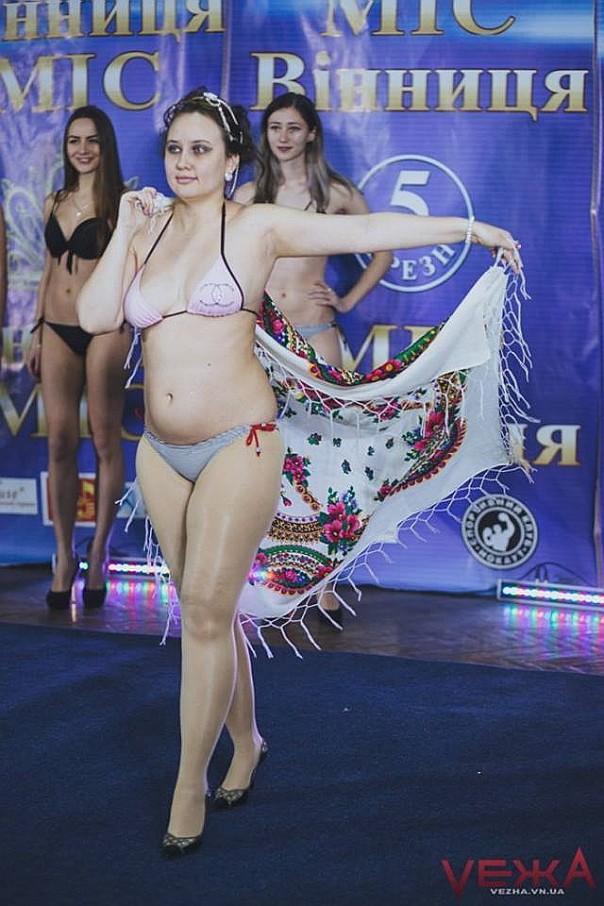 Сеть «порвали» фото с конкурса красоты в вотчине Порошенко Сеть «порвали» фото с конкурса красоты в вотчине Порошенко