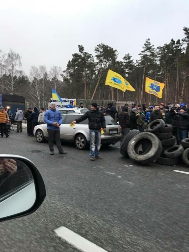Запахло горелым: протестующие в Киеве жгут покрышки