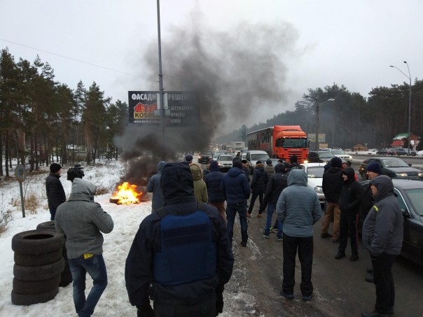 Запахло горелым: протестующие в Киеве жгут покрышки
