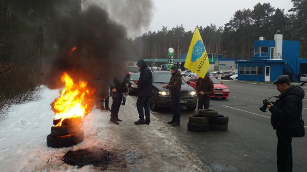 Запахло горелым: протестующие в Киеве жгут покрышки