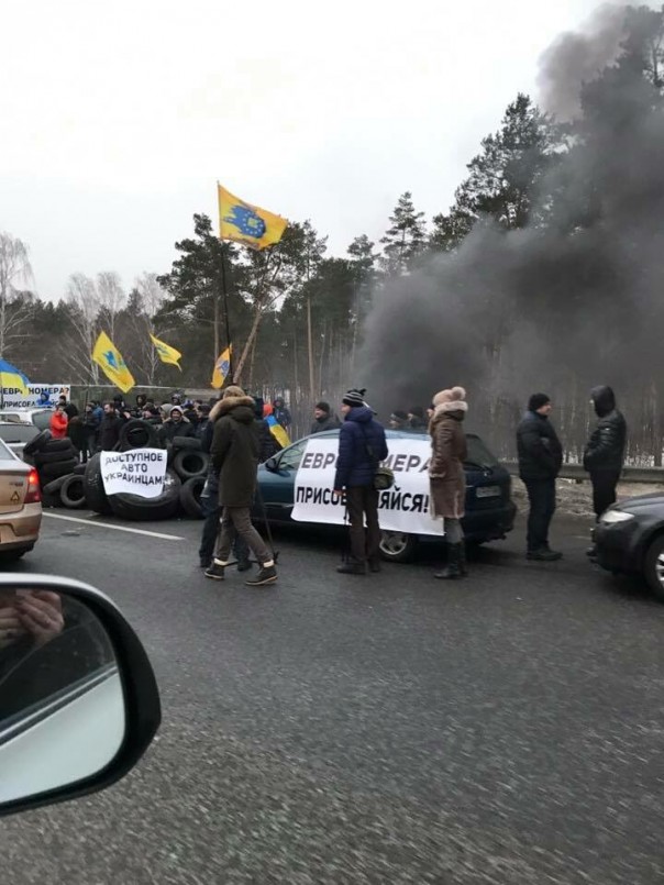 Запахло горелым: протестующие в Киеве жгут покрышки