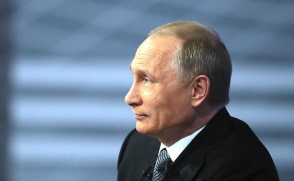 Владимир Путин помог студентам МГУ допеть песню про «Караваны ракет»
