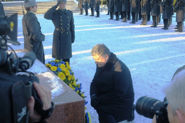 Порошенко нажрался и продолжает ползать на коленях. Порошенко нажрался и продолжает ползать на коленях.