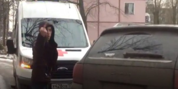 «Я тебя найду, чучело!»: владелец Porsche перекрыл дорогу скорой помощи в Петербурге