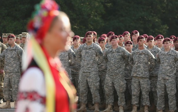 Порошенко одобрил допуск иностранных войск