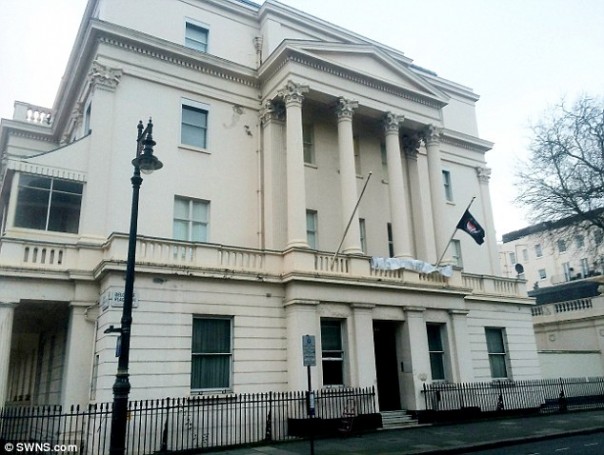 СМИ: в Лондоне активисты вселились в особняк миллиардера из России