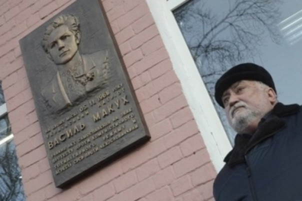 Слабоумие и самосожжение: В Киеве поставили памятник очередному герою «со справкой» 
