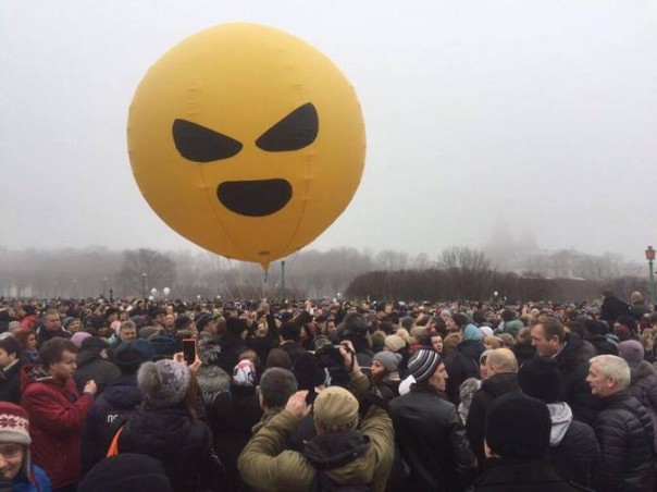 Противники и сторонники передачи Исаакия РПЦ сошлись на Марсовом поле Противники и сторонники передачи Исаакия РПЦ сошлись на Марсовом поле