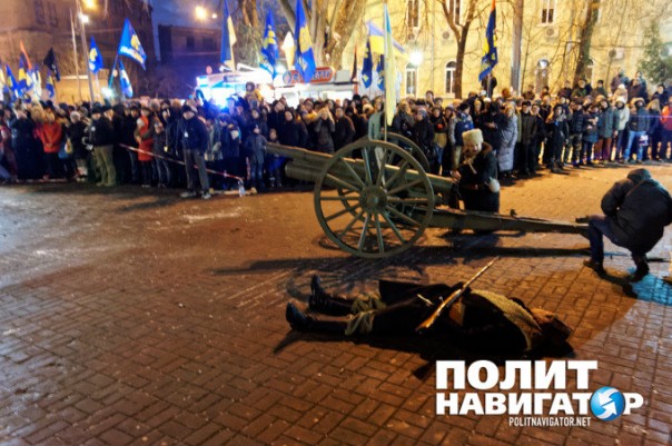 В Киеве инсценировали «перемогу над москалями» и провели факельное шествие В Киеве инсценировали «перемогу над москалями» и провели факельное шествие