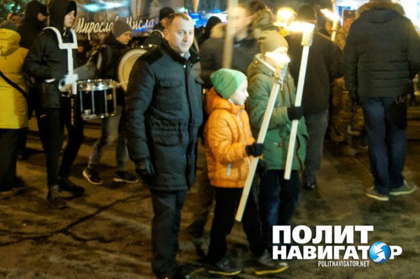 В Киеве инсценировали «перемогу над москалями» и провели факельное шествие В Киеве инсценировали «перемогу над москалями» и провели факельное шествие