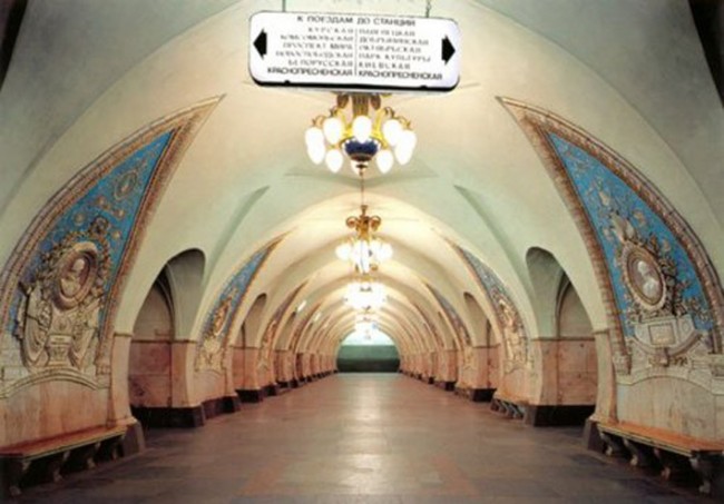 Почему в метро станции объявляет мужской и женский голос? Почему в метро станции объявляет мужской и женский голос?