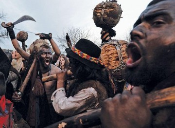 Маланка в вышиванке на фоне дидуха с трембитой. Юлия Витязева