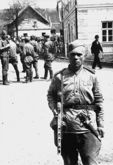 Военные трофеи: как советские солдаты «обирали» население Германии