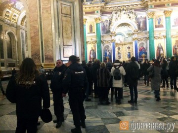 В Исаакий вызван ОМОН.