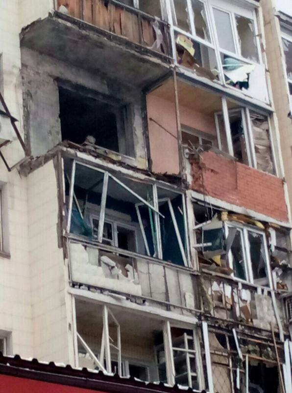 Последствия обстрела Киевского района, Калининского района, рынка в р-не ж/д вокзал Донецка, Горловки в ночь на 3 февраля (Много фото, видео)