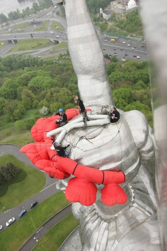 Украинские власти хотят спилить с памятника Родине-матери герб СССР