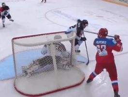 Российский хоккеист забил гол в "девятку" с обратной стороны ворот (видео)