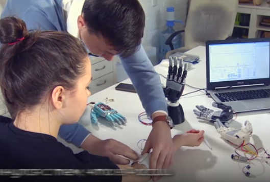 Российский инженер Максим Ляшко собрал бионический протез руки на 3D принтере