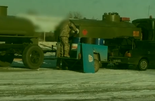 Очевидцы сняли, как ВСУшники торгуют топливом на границе с Крымом